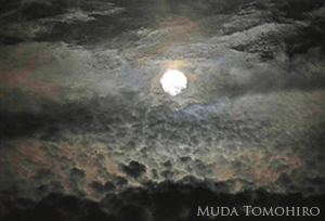 雲中の満月